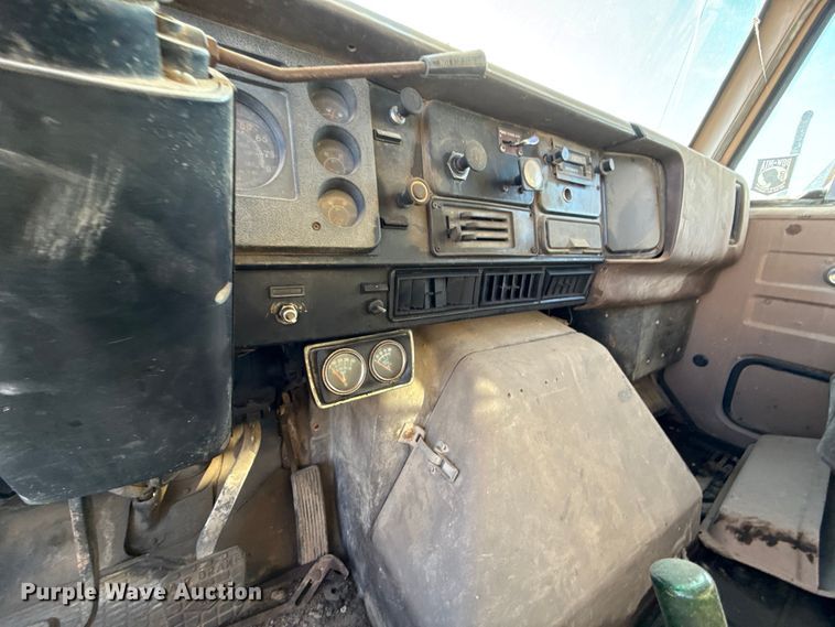 image for item DY8442 1982 International dump truck