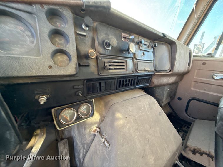 image for item DY8442 1982 International dump truck