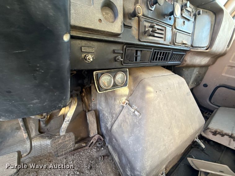 image for item DY8442 1982 International dump truck