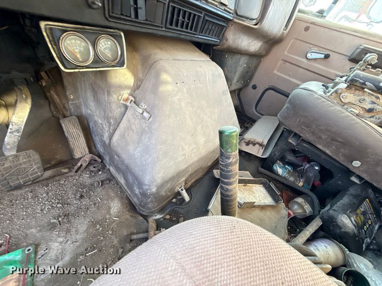 image for item DY8442 1982 International dump truck