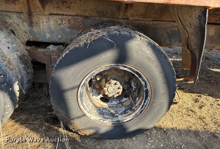 image for item DY8442 1982 International dump truck