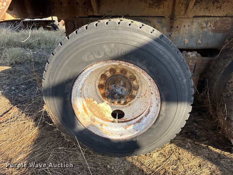 image for item DY8442 1982 International dump truck