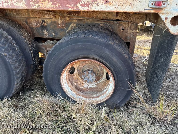 image for item DY8442 1982 International dump truck