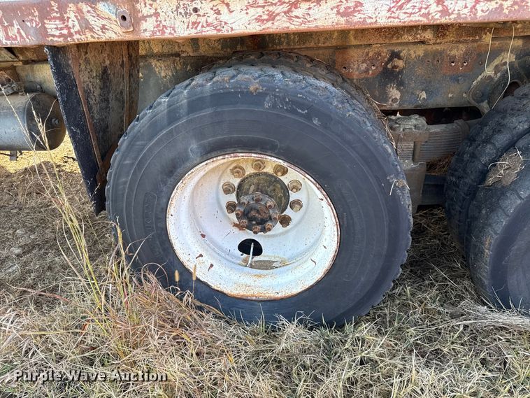 image for item DY8442 1982 International dump truck