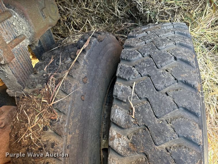 image for item DY8442 1982 International dump truck