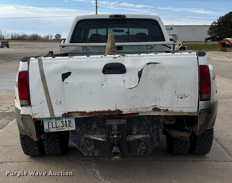 image for item EA2072 2002 Ford F350 Super Duty Crew Cab pickup truck