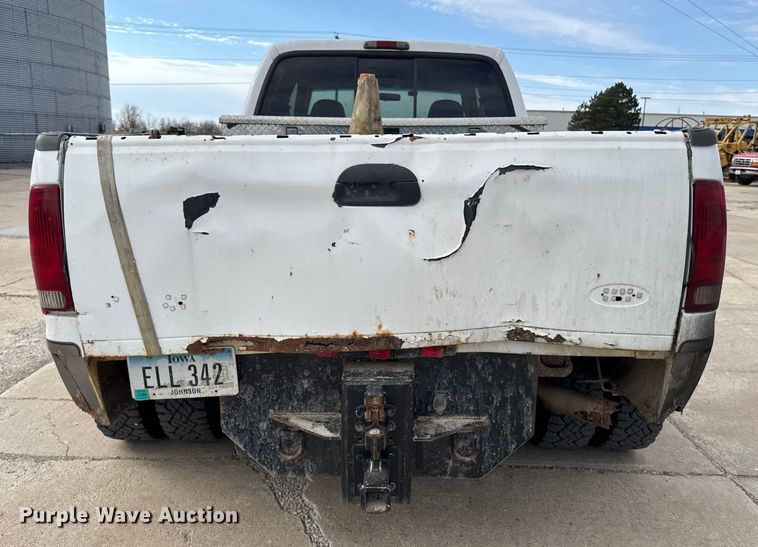 image for item EA2072 2002 Ford F350 Super Duty Crew Cab pickup truck