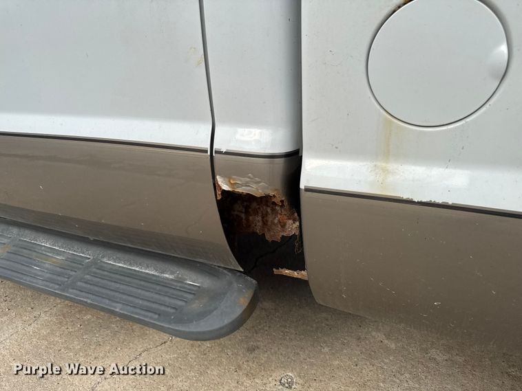 image for item EA2072 2002 Ford F350 Super Duty Crew Cab pickup truck