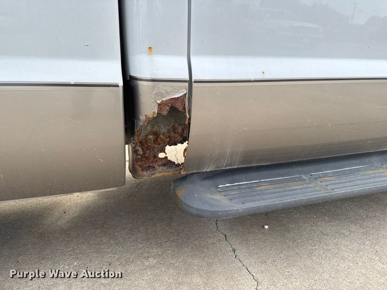 image for item EA2072 2002 Ford F350 Super Duty Crew Cab pickup truck