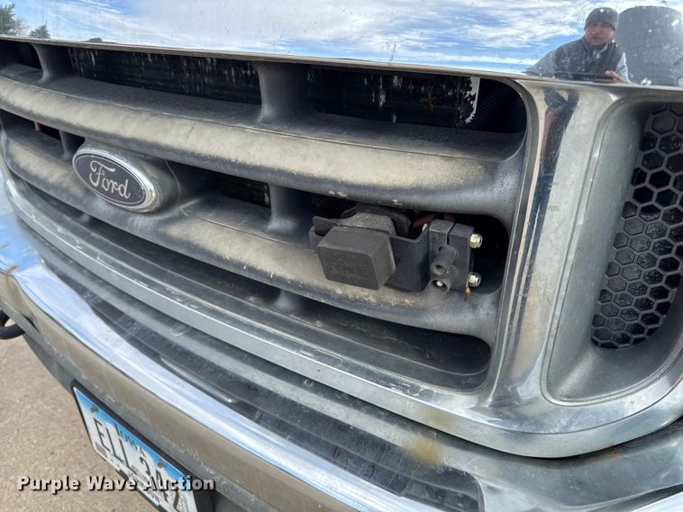 image for item EA2072 2002 Ford F350 Super Duty Crew Cab pickup truck