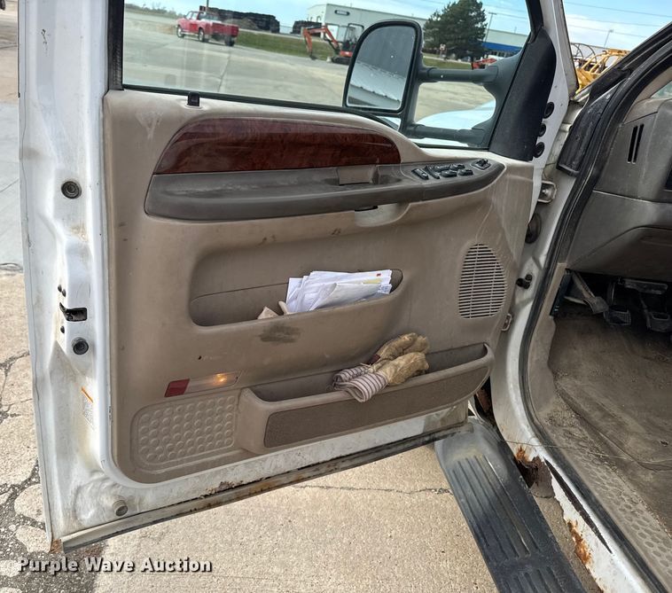 image for item EA2072 2002 Ford F350 Super Duty Crew Cab pickup truck