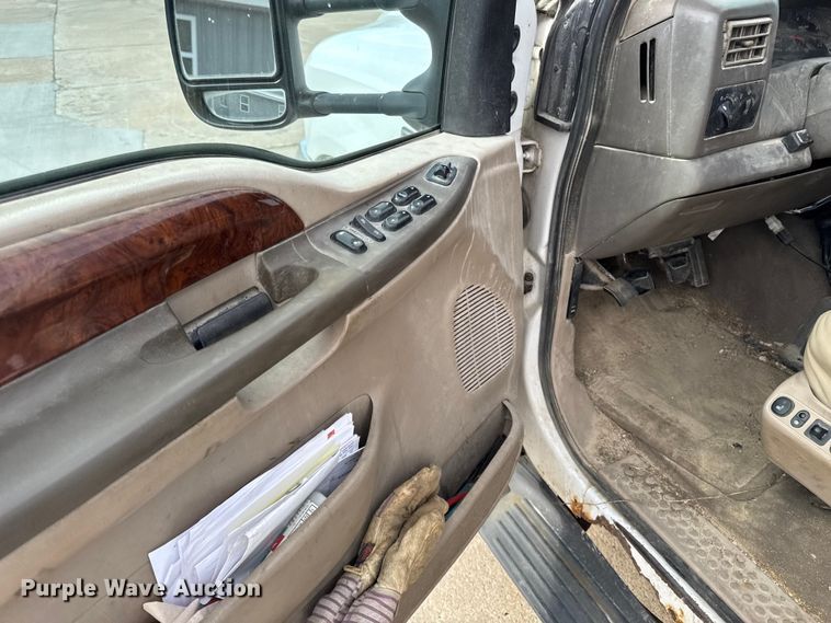 image for item EA2072 2002 Ford F350 Super Duty Crew Cab pickup truck