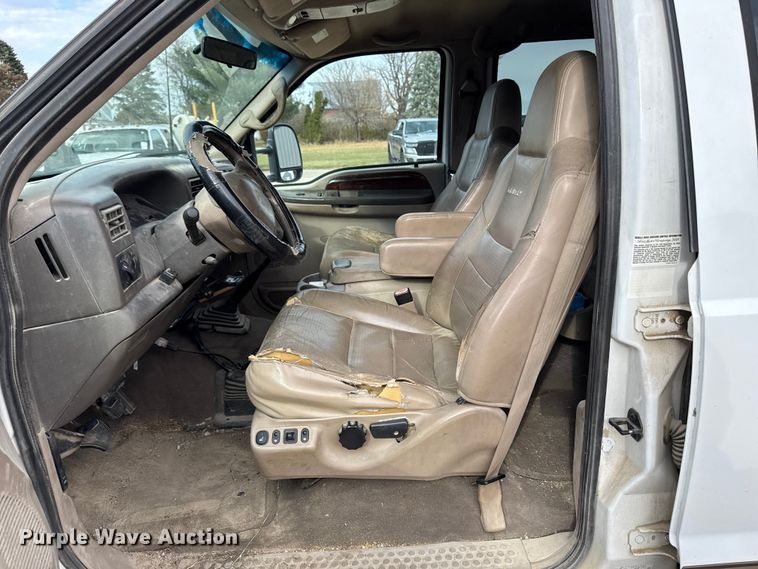 image for item EA2072 2002 Ford F350 Super Duty Crew Cab pickup truck