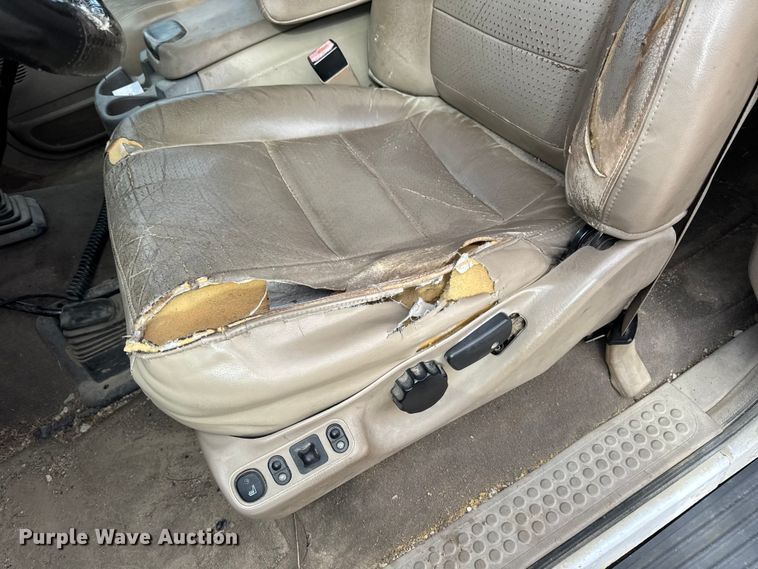 image for item EA2072 2002 Ford F350 Super Duty Crew Cab pickup truck