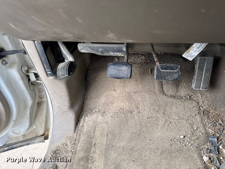 image for item EA2072 2002 Ford F350 Super Duty Crew Cab pickup truck