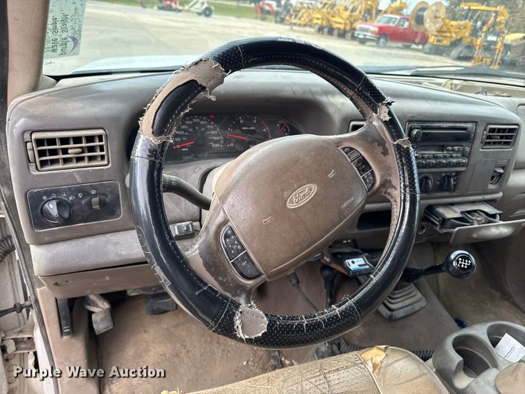 image for item EA2072 2002 Ford F350 Super Duty Crew Cab pickup truck