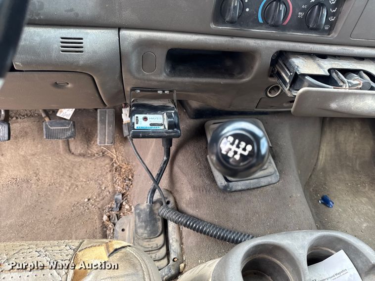 image for item EA2072 2002 Ford F350 Super Duty Crew Cab pickup truck