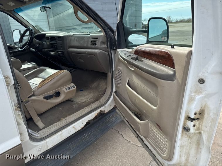 image for item EA2072 2002 Ford F350 Super Duty Crew Cab pickup truck