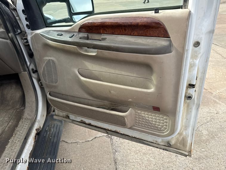 image for item EA2072 2002 Ford F350 Super Duty Crew Cab pickup truck