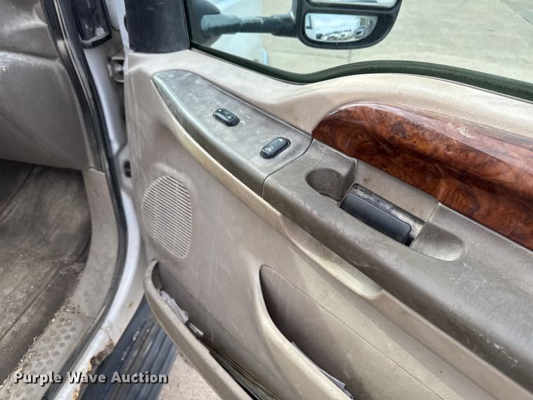 image for item EA2072 2002 Ford F350 Super Duty Crew Cab pickup truck