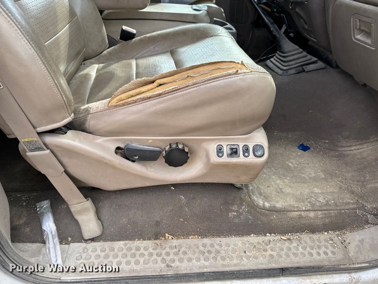 image for item EA2072 2002 Ford F350 Super Duty Crew Cab pickup truck