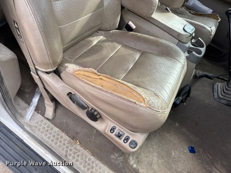 image for item EA2072 2002 Ford F350 Super Duty Crew Cab pickup truck