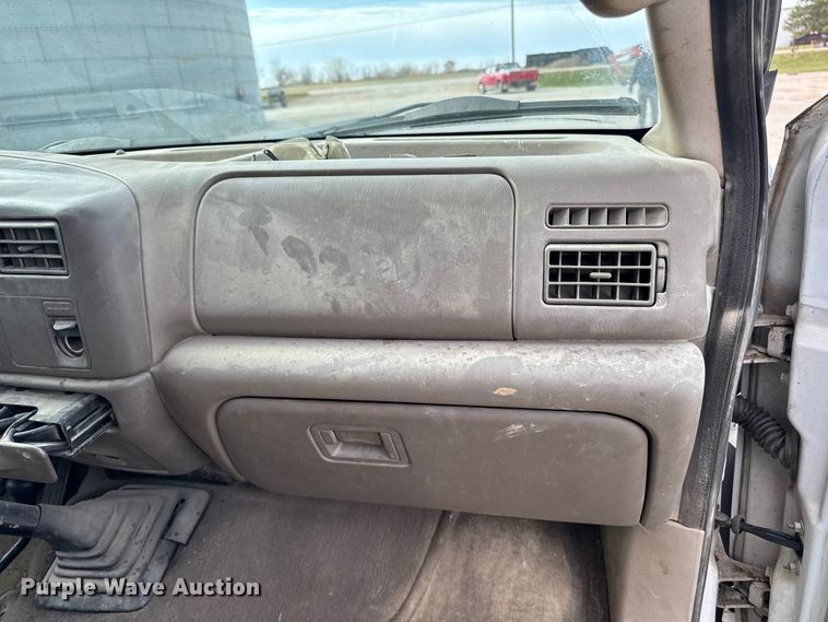 image for item EA2072 2002 Ford F350 Super Duty Crew Cab pickup truck