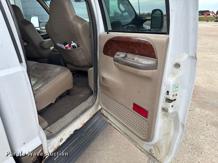 image for item EA2072 2002 Ford F350 Super Duty Crew Cab pickup truck