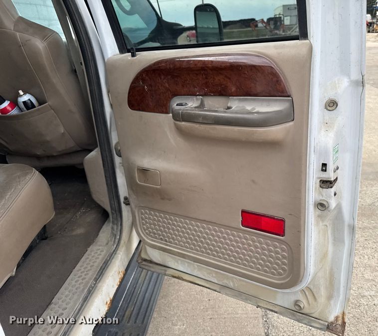 image for item EA2072 2002 Ford F350 Super Duty Crew Cab pickup truck