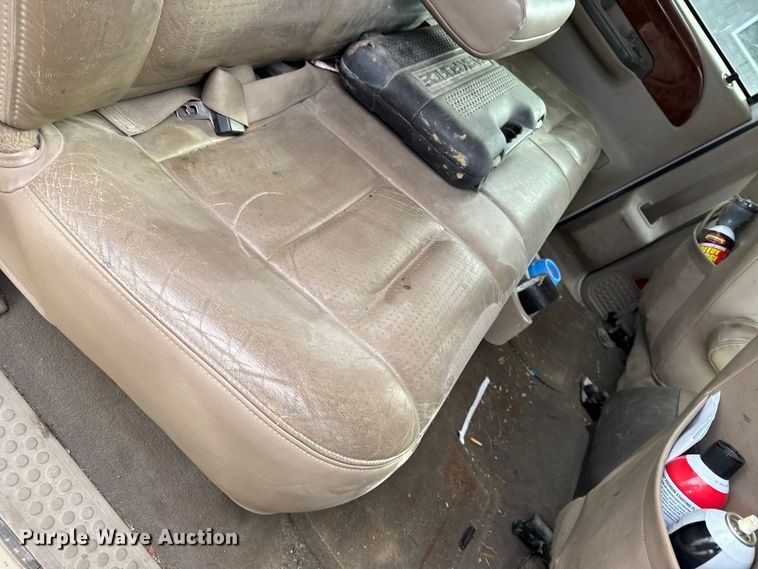 image for item EA2072 2002 Ford F350 Super Duty Crew Cab pickup truck