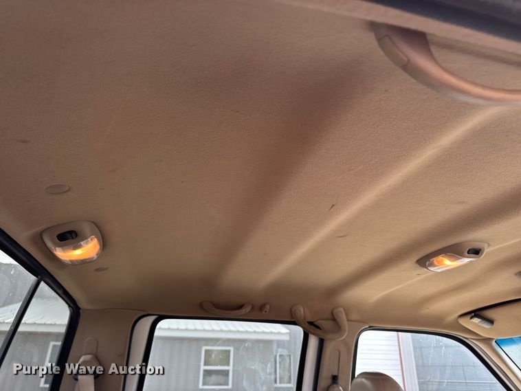 image for item EA2072 2002 Ford F350 Super Duty Crew Cab pickup truck