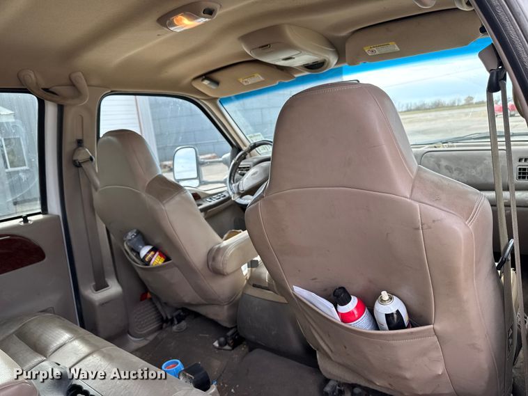 image for item EA2072 2002 Ford F350 Super Duty Crew Cab pickup truck