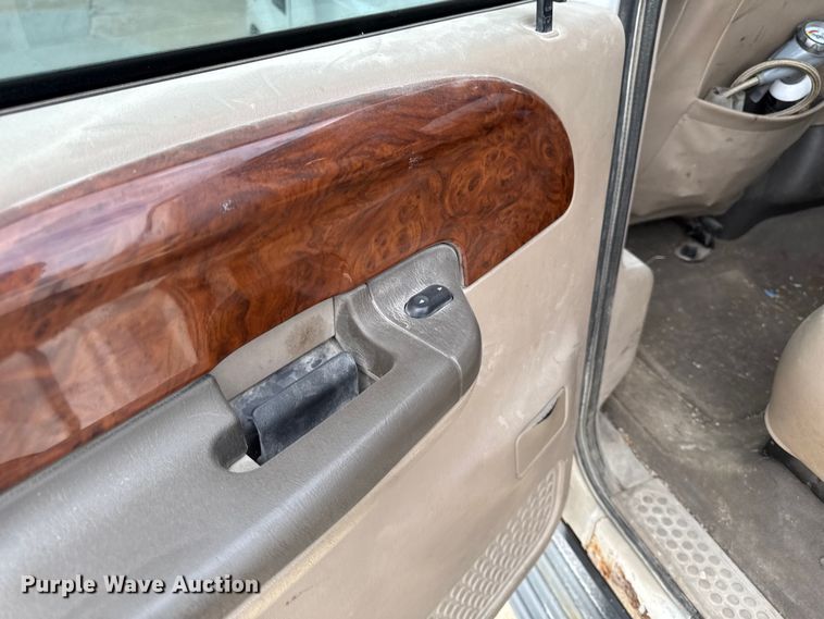 image for item EA2072 2002 Ford F350 Super Duty Crew Cab pickup truck