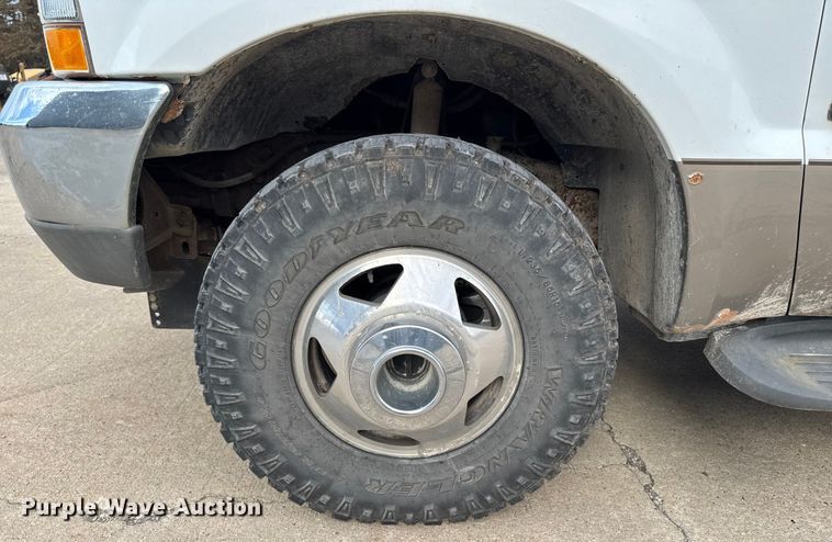 image for item EA2072 2002 Ford F350 Super Duty Crew Cab pickup truck