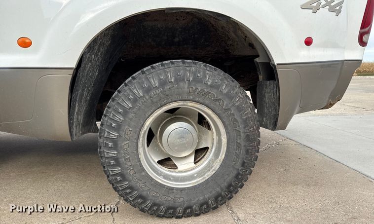 image for item EA2072 2002 Ford F350 Super Duty Crew Cab pickup truck