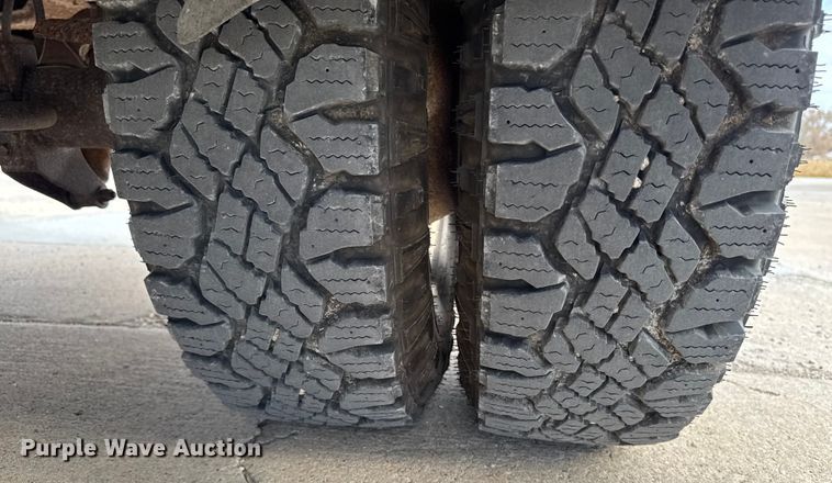 image for item EA2072 2002 Ford F350 Super Duty Crew Cab pickup truck