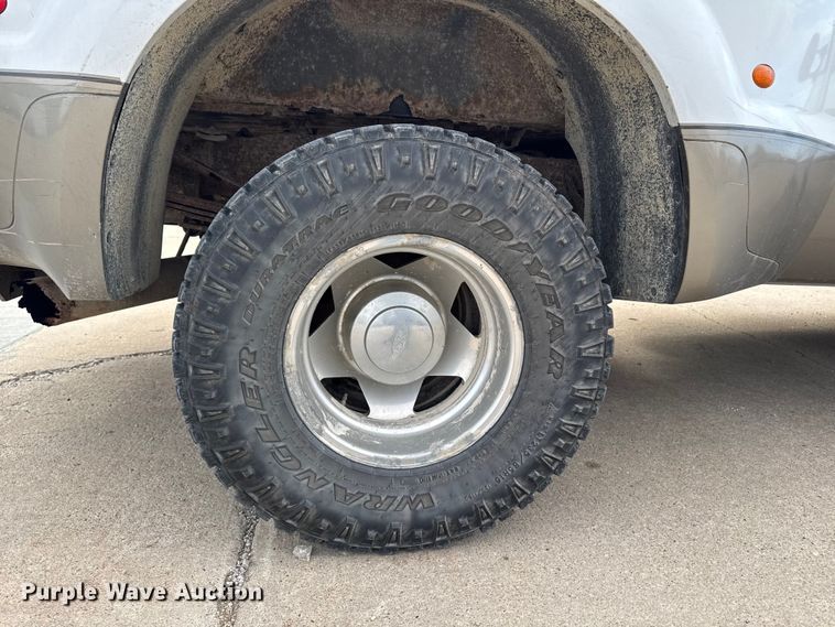 image for item EA2072 2002 Ford F350 Super Duty Crew Cab pickup truck