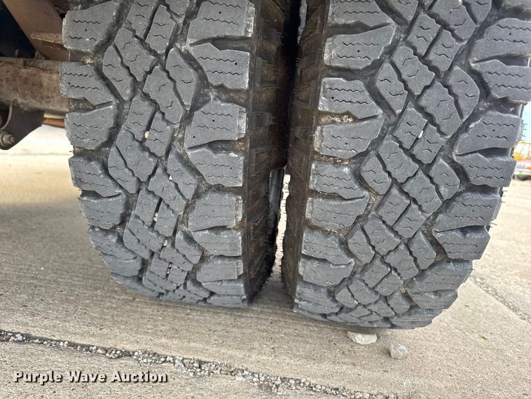 image for item EA2072 2002 Ford F350 Super Duty Crew Cab pickup truck