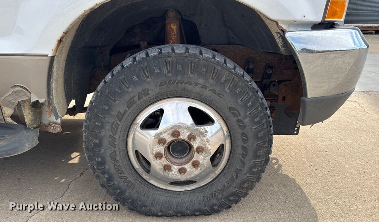 image for item EA2072 2002 Ford F350 Super Duty Crew Cab pickup truck