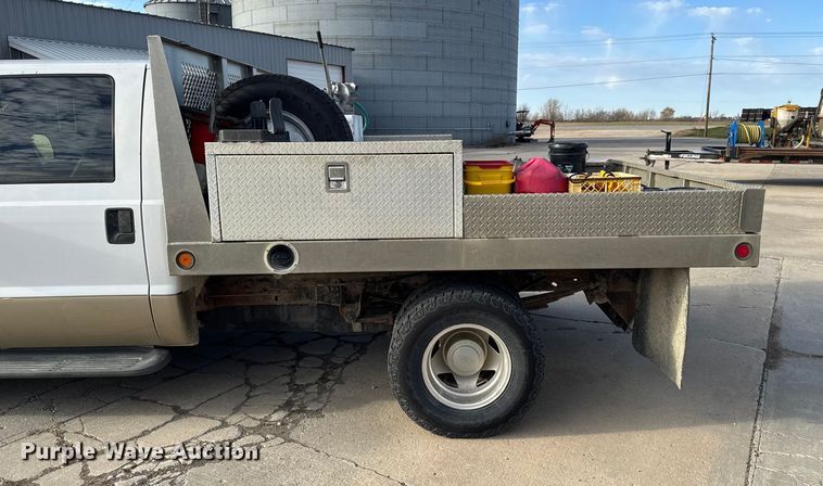 image for item EA2074 2001 Ford F350 Super Duty Crew Cab flatbed pickup truck