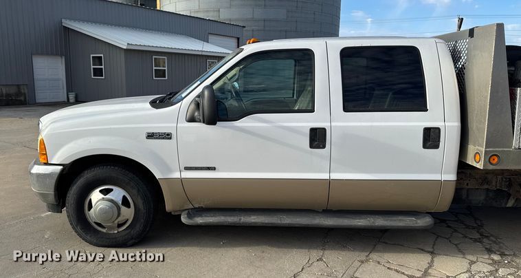 image for item EA2074 2001 Ford F350 Super Duty Crew Cab flatbed pickup truck