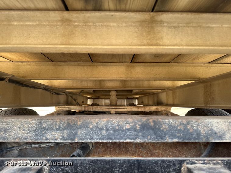 image for item EA2074 2001 Ford F350 Super Duty Crew Cab flatbed pickup truck