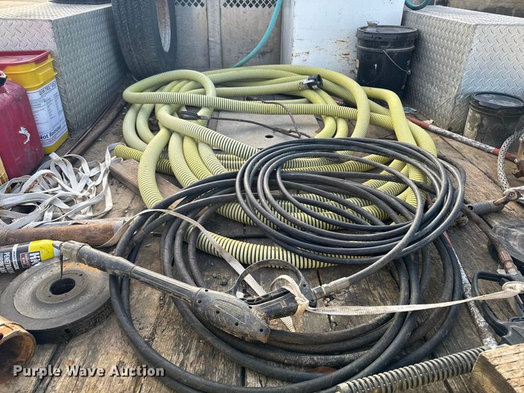 image for item EA2074 2001 Ford F350 Super Duty Crew Cab flatbed pickup truck