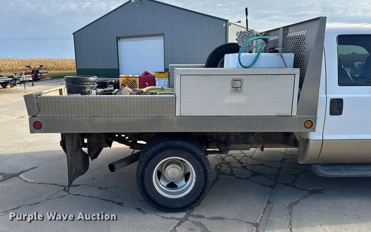 image for item EA2074 2001 Ford F350 Super Duty Crew Cab flatbed pickup truck