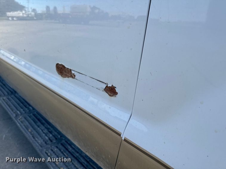 image for item EA2074 2001 Ford F350 Super Duty Crew Cab flatbed pickup truck