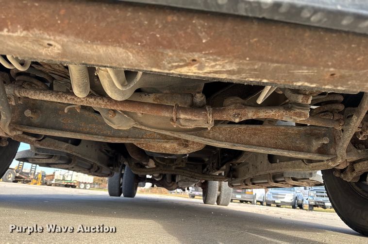 image for item EA2074 2001 Ford F350 Super Duty Crew Cab flatbed pickup truck