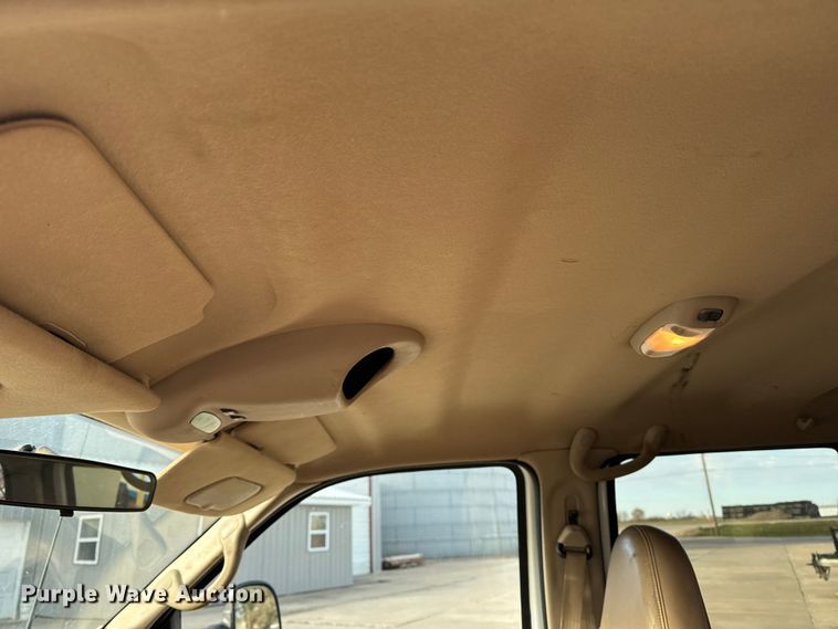 image for item EA2074 2001 Ford F350 Super Duty Crew Cab flatbed pickup truck