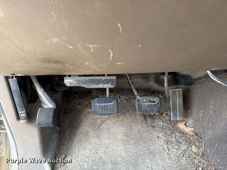 image for item EA2074 2001 Ford F350 Super Duty Crew Cab flatbed pickup truck