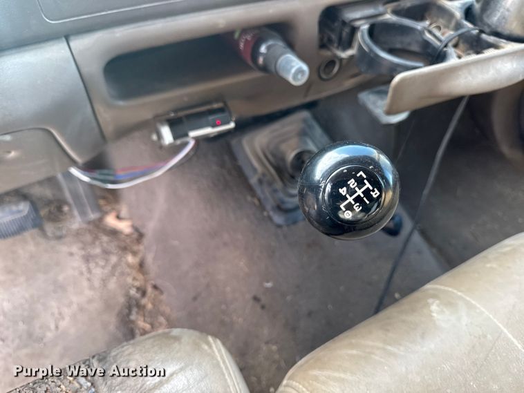 image for item EA2074 2001 Ford F350 Super Duty Crew Cab flatbed pickup truck