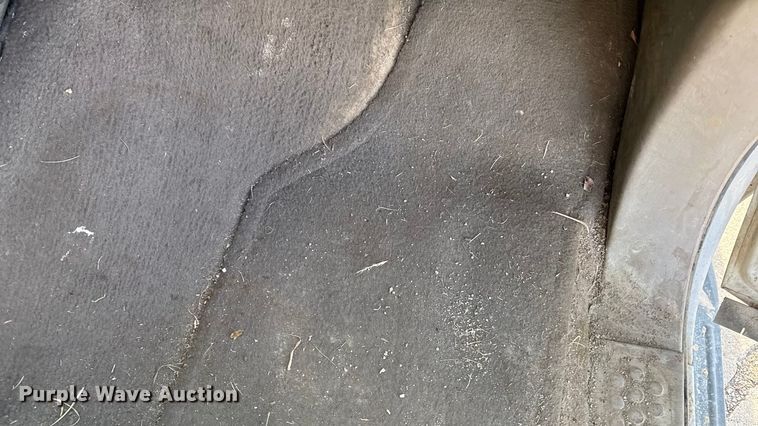 image for item EA2074 2001 Ford F350 Super Duty Crew Cab flatbed pickup truck